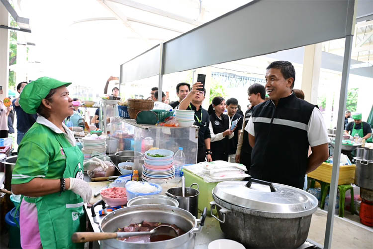 「ホーカーセンター」を視察するチャチャート知事（右）