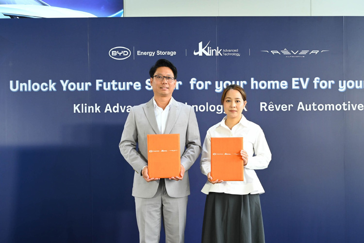 覚書を交わしたジラサックＭＤ（左）とＫリンク・アドバンス・テクノロジーのカンニカーＣＥＯ