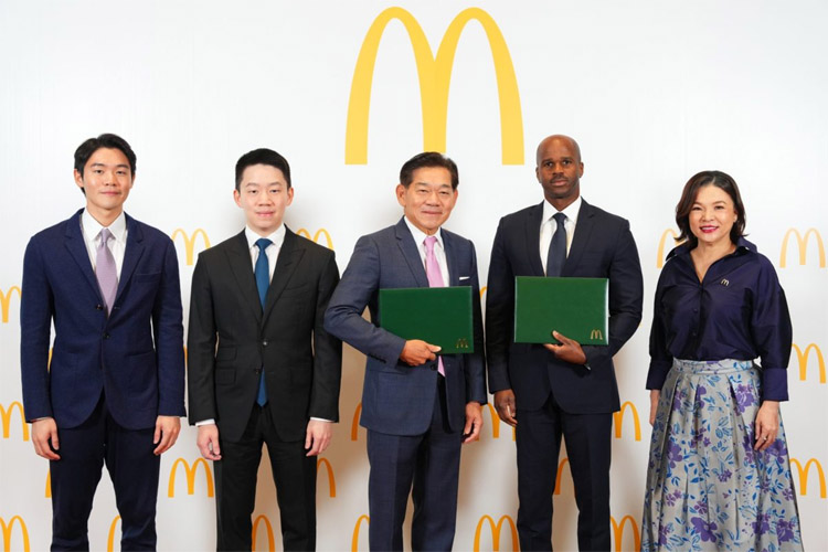 20年延長のＦＣ契約書を交わしたウィチャー会長（中央）
