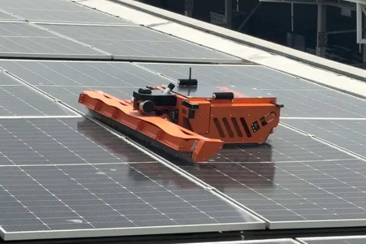 未来機械の太陽光パネル清掃ロボット