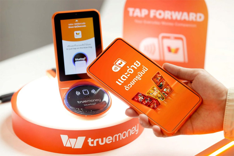 スマホを使ったタッチ決済の専用端末（奥）