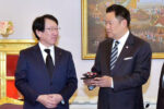 加藤会長兼ＣＥＯ（左）とアヌティン首相