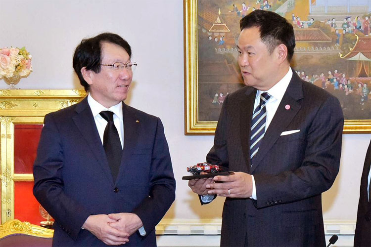 加藤会長兼ＣＥＯ（左）とアヌティン首相