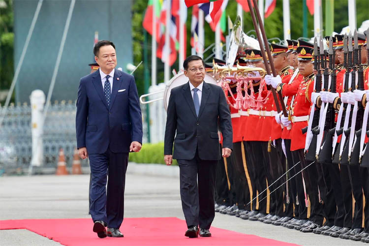 ミンアウンフライン大統領（右）とアヌティン首相