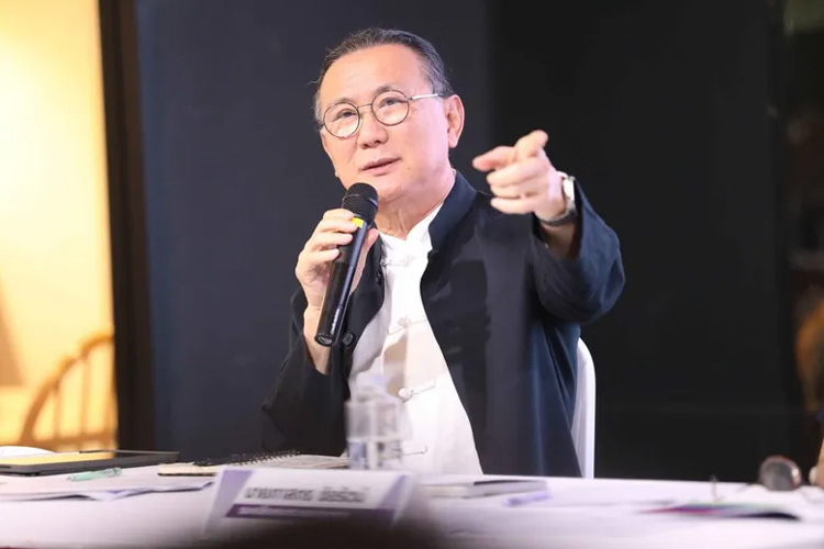 洪水被害と対策を説明するウィクロムＣＥＯ