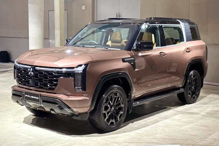 バンコク都内で発表された新型「パジェロ」